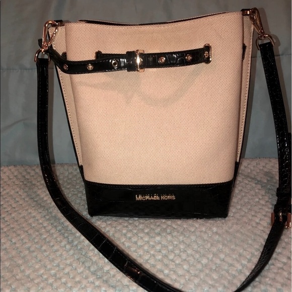 Michael Kors Bucket Bag $89 - Picture 1 of 11